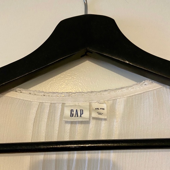 Semi-sheer top with lace detail - Picture 5 of 6